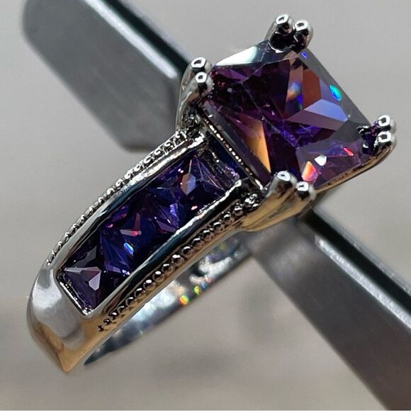 Beautiful Statement Princess Cut Purple Amethyst CZ Silver Plated Ring Elegant - Picture 4 of 4